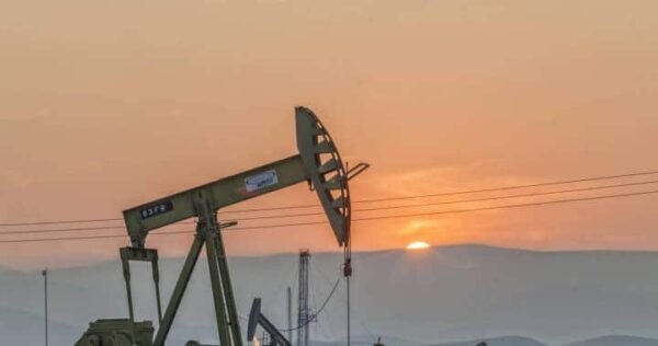El petróleo brent cae un 4% y el gas natural baja un 7%