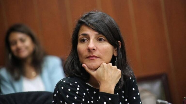 Renunció la ministra de Minas y Energía Irene Vélez a su cargo